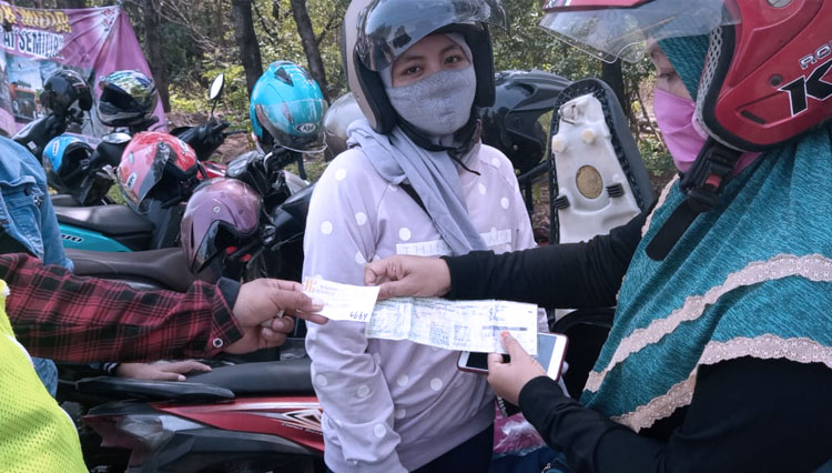 Pengunjung wisata Pantai Semilir Desa Socorejo, Kecamatan Jenu, Tuban, saat menunjukan STNK sebelum masuk lokasi wisata, Sabtu, (26/12/2020) (Foto: Achmad Choirudin/TIMES Indonesia)