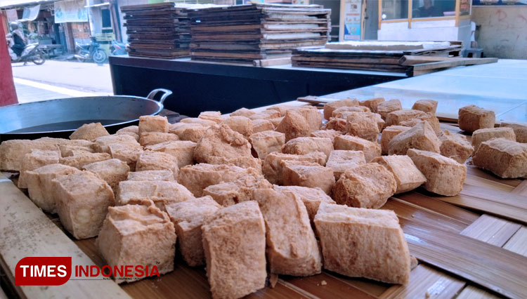 The fried medium tofu of Kuningan. (PHOTO: Dede Sofiyah/TIMES Indonesia)