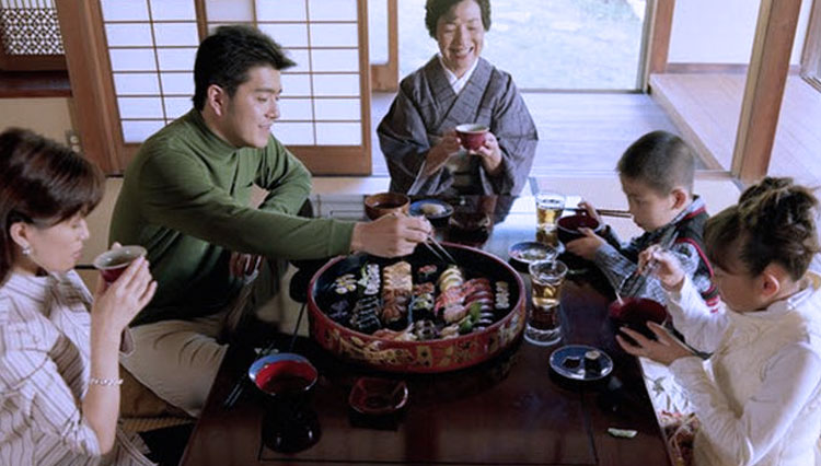 Sebuah keluarga di Jepang saat makan bersama. (FOTO: Lifejacks)