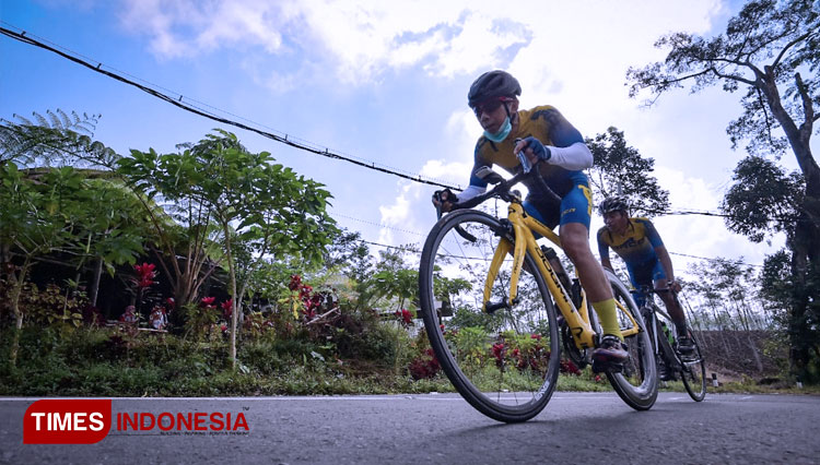 Ketua BRCC Guntur Priambodo saat memacu sepedanya. (FOTO: Rizki Alfian/ TIMES Indonesia)