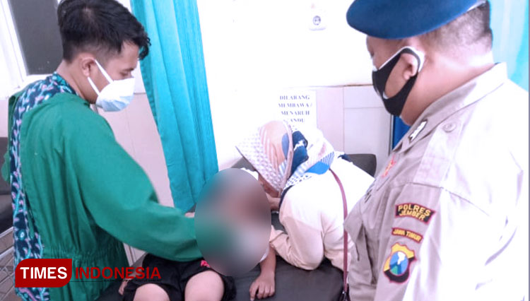 Jenazah Alfarizi saat dievakuasi ke RS Graha Puger usai ditemukan tenggelam di pantai Cemara, Minggu (27/12/2020). (FOTO: Polair Polres Jember for TIMES Indonesia)