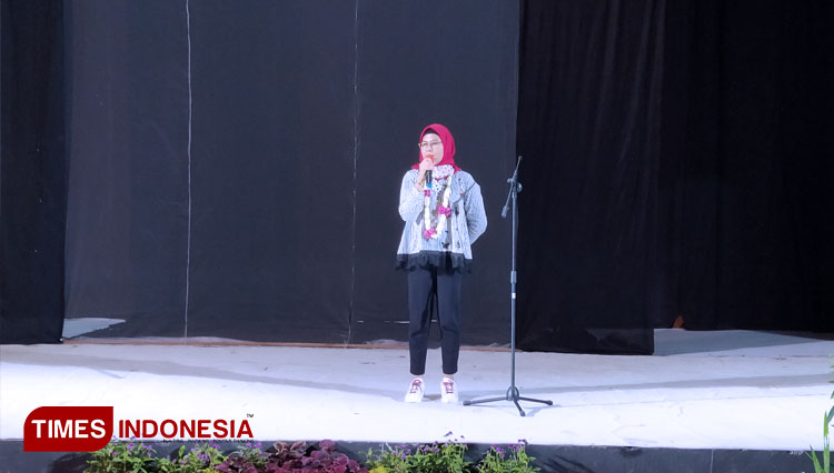 Nina Agustina Dai Bachtiar saat hadir di Gedung Kesenian Mama Soegra Indramayu. (FOTO: Muhamad Jupri/TIMES Indonesia)