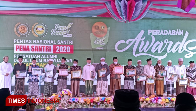 Sebanyak 15 alumni Pondok Pesantren Darul Ulum Banyuanyar saat menerima penghargaan peradaban award 2020, sebagai tokoh berprestasi berdasarkan keahlian mereka masing-masing. (FOTO: Akhmad Syafi'i/TIMES Indonesia)