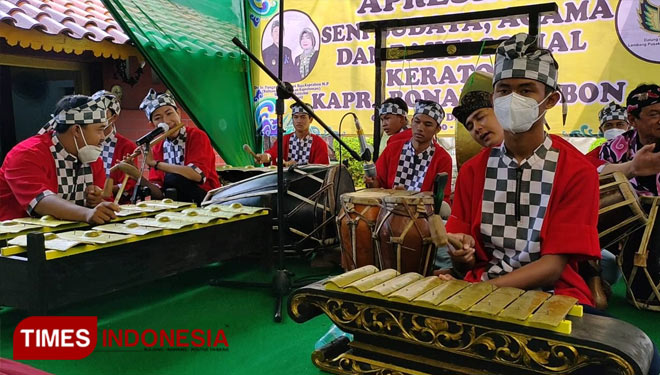 Suasana saat para nayaga memainkan gamelan di halaman tajug kramat Keraton Kaprabonan, Cirebon (Foto : Ayu Lestari / TIMES Indonesia)