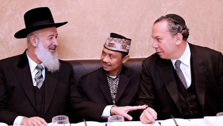 Direktur Jamaica Muslim Center, Imam Shamsi Ali dan tokoh Yahudi. (FOTO: Shamsi Ali for TIMES Indonesia)
