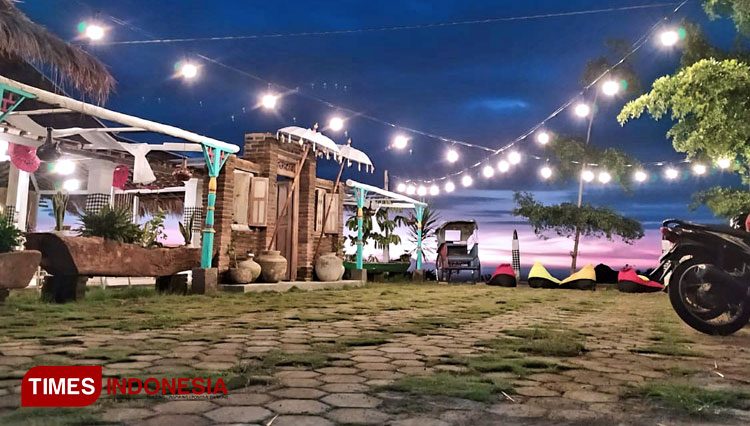 Suasana Warkop HiTS Bangsri, Karangpandan, Karanganyar, Jawa Tengah ketika senja. (foto: Muhamad Shidiq/TIMES Indonesia)