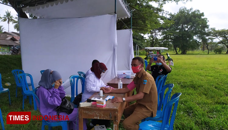 Kepala Desa Wonoharjo sedang mendonorkan darahnya. (Foto: Dinar/TIMES Indonesia)