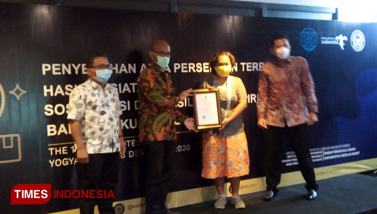 Deputi Bidang Industri dan Investasi Kemenparekraf menyerahkan akta badan hukum kepada salah satu pelaku UMKM (Foto: Totok Hidayat/TIMES Indonesia)