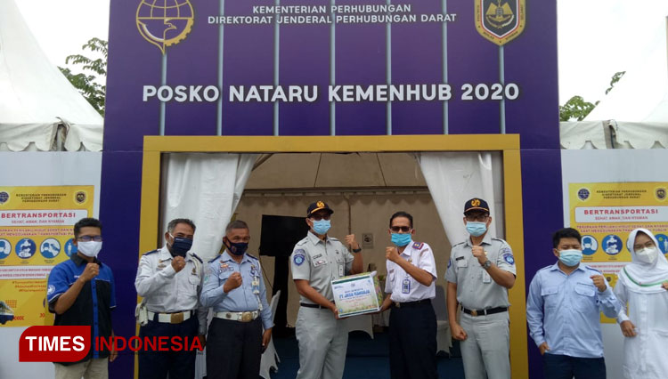 Secara simbolis, Kepala Jasa Raharja Cabang D.I.Yogyakarta, Akhdiyat Setya Purnama ketika memberikan paket bingkisan kepada petugas Dinas Perhubungan. (Foto: Jasa Raharja DIY for TIMES Indonesia)