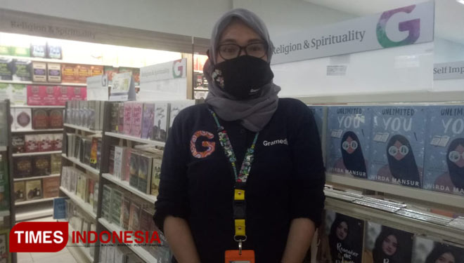 Supervisior Gramedia Palu Meinita. (Foto: Sarifah Latowa/TIMES Indonesia) 
