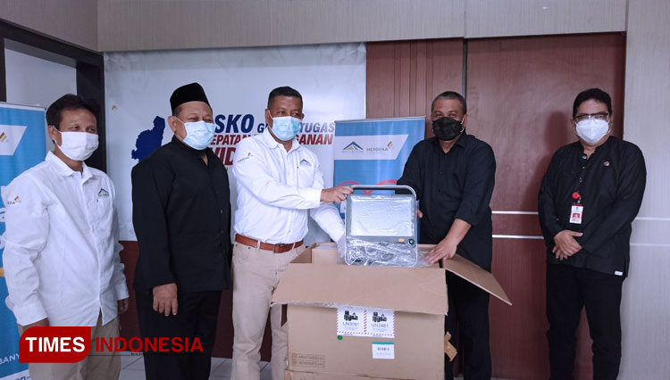 Penyerahan 2 ventilator di kantor Satgas Covid-19 Kabupaten Banyuwangi. (FOTO: Agung Sedana/TIMES Indonesia)