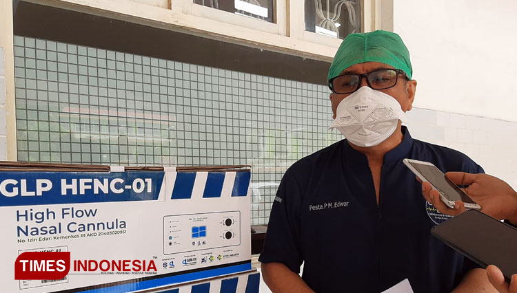 Kepala Humas RSUD Dr Soetomo, dr Pesta Parulian Maurid Edwar Sp An, di sela menerima donasi 2 HFNC dari Djarum Foundation, Rabu (30/12/2020).(Foto : Lely Yuana/TIMES Indonesia)