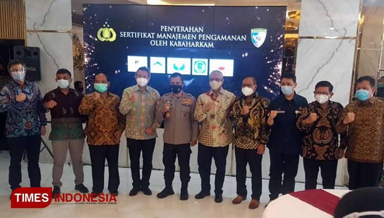 PT Bumi Suksesindo menerima gold reward a