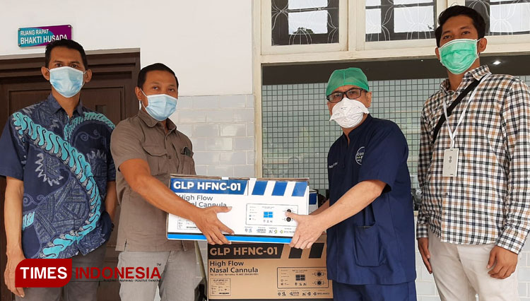 Program Associate Bakti Sosial Djarum Foundation, Legowo Kadri saat menyerahkan 2 unit HFNC kepada Kepala Humas RSUD Dr Soetomo, dr Pesta Parulian Maurid Edwar Sp An, Rabu (30/12/2020).(Foto : Lely Yuana/TIMES Indonesia)