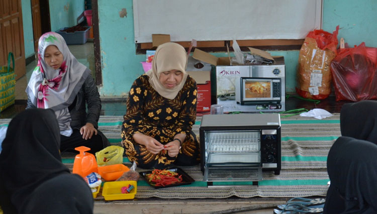 Tim LP2M Universitas Jember tengah menerangkan cara mengolah cabai merah besar menjadi abon cabai Andongsari. (Foto: Faperta Unej for TIMES Indonesia)