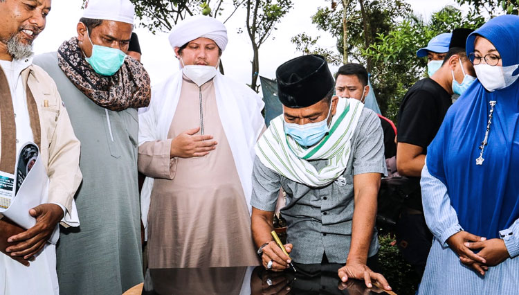 Bupati Bandung terpilih HM. Dadang Supriatna saat peletakan batu pertama pembangunan masjid di lingkungan Pondok Pesantren Al Burdah II di Desa/Kecamatan Cimaung, Kabupaten Bandung, Rabu (31/12/20). (Foto: Tim Bedas for TIMES Indonesia)