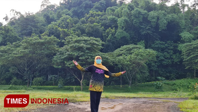 Gubernur Jatim Khofifah berjalan kaki menikmati udara segar di antara gumuk-gumuk kota di Kabupaten Jember, Kamis (31/12/2020).(Kiagus Firdaus/TIMES Indonesia)