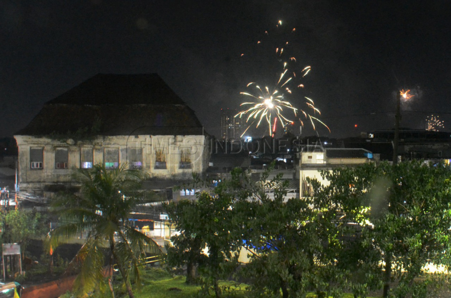 Suasana Kota Surabaya Saat Pergantian Tahun Baru 2021 
