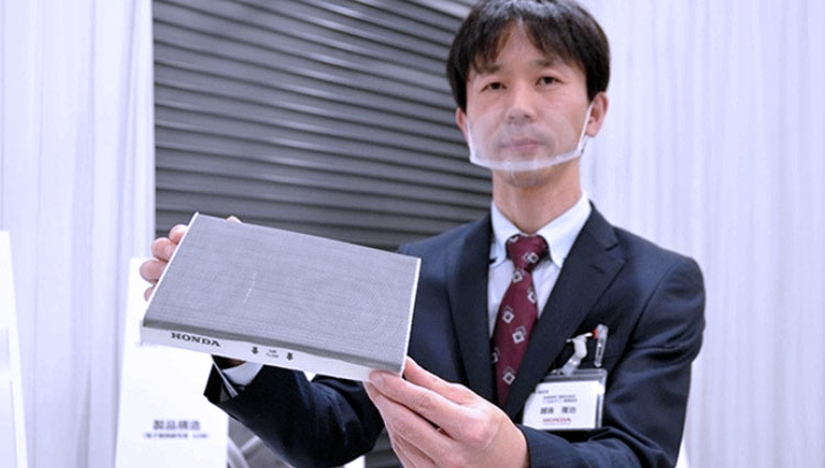 Takaharu Echigo, orang yang bertanggung jawab atas pengembangan Kurumask Honda Motor.Co ketika menunjukkan produknya itu. (FOTO: Asahi Shimbun)