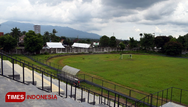 Stadion Megenda Kabupaten Bondowoso kondisinya saat ini memprihatinkan. (FOTO: Moh Bahri/TIMES Indonesia).