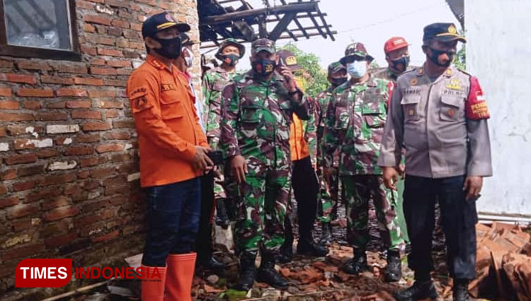 Akibat angin puting beliung, mengakibatkan 278 rumah rusak parah (Foto: Dede Sofiyah/TIMES Indonesia)
