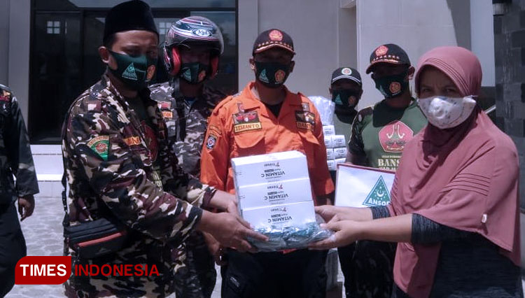Penyerahan bantuan masker kepada Ponpes Rumah Tahfidz Mr. Bob. (FOTO: Khotamil Anam for TIMES Indonesia)