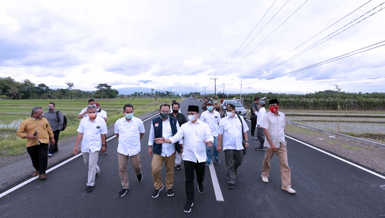 Bupati Banyuwangi Abdullah Azwar Anas saat meninjau proyek jalan (Foto: Rizki Alfian/TIMES Indonesia)