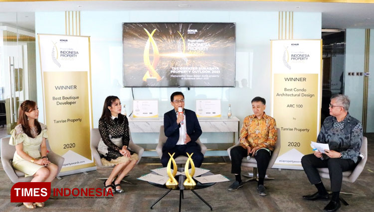 Jajaran Direksi Tanrise Property memaparkan optimisme masa depan properti dalam acara The Greater Surabaya Property Outlook 2021 di Voza Premium Office, Senin (4/1/2021).(Foto : Lely Yuana/TIMES Indonesia)