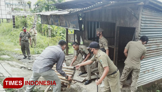 Satpol Pp Banjarnegara Bongkar Bangunan Yang Melanggar Sepadan Jalan Times Indonesia 8301