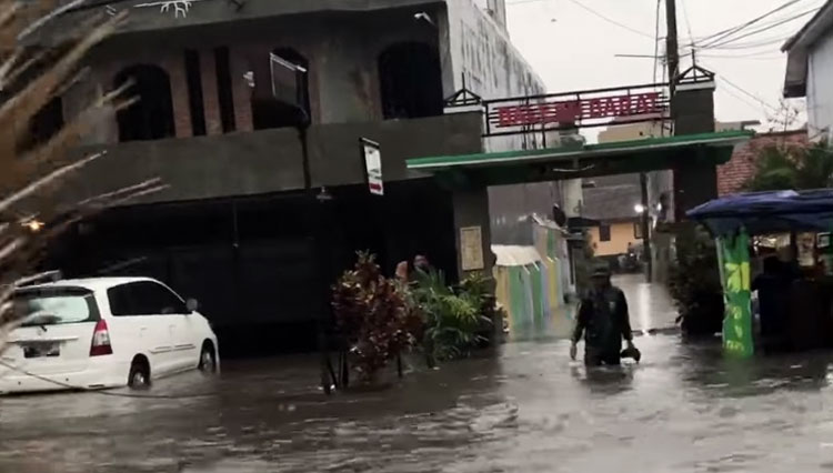 Salah satu pengguna media sosial saat mengabadikan moment banjir di kawasan Jalan S. Parman. (Foto: Tangkapan Layar)