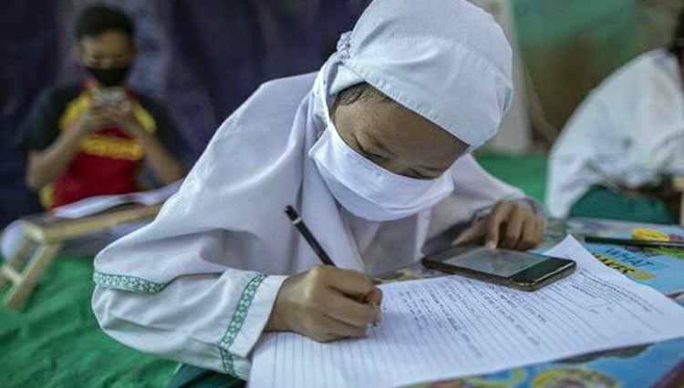Ilustrasi - pelajar tetap akan mendapatkan Kuota Gratis tahun 2021. (FOTO: CNN Indonesia/Bisma Septalisma)