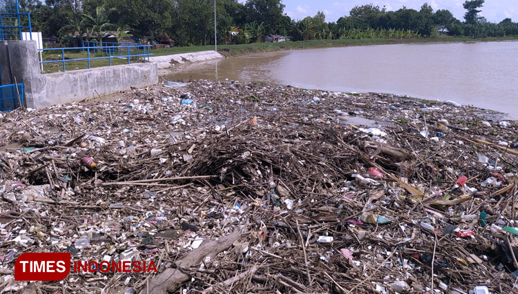 Tumpukan sampah yang memenuhi Bendung Bojongsari Indramayu. (Foto: Muhamad Jupri/TIMES Indonesia)