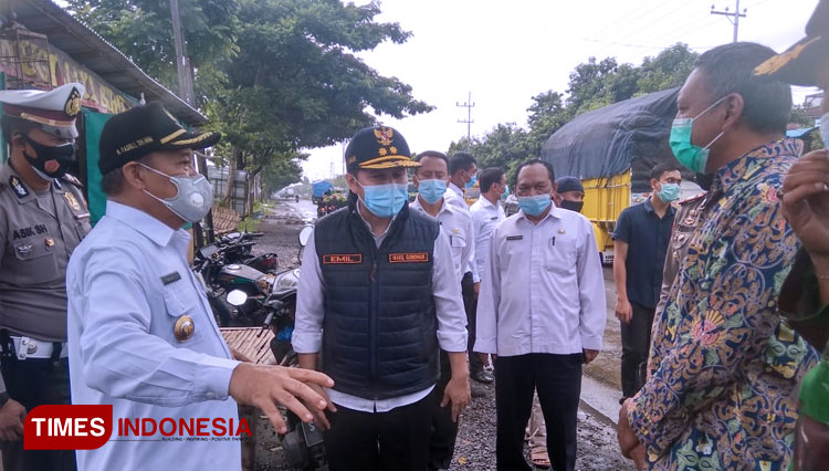 Wagub Jatim Emil Elestianto Dardak bersama Bupati Lamongan Fadeli usai meninjau beberapa titik jalan nasional yang rusak, Rabu (06/01/2021), Foto : Moch. Nuril Huda/TIMES Indonesia).