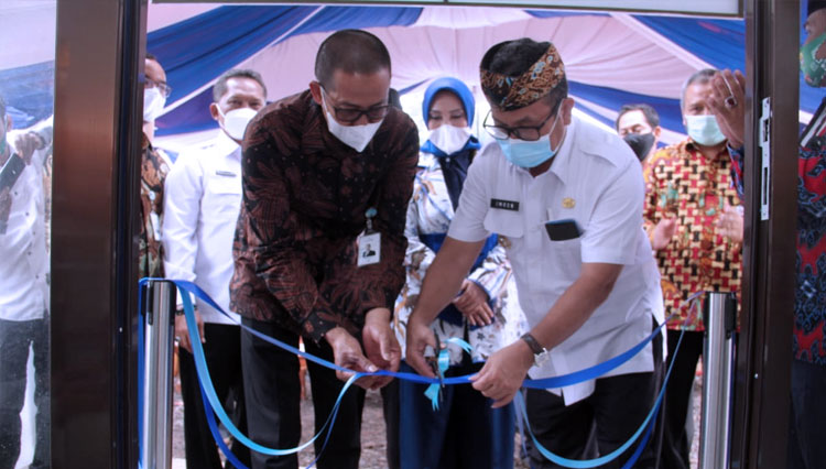 Bupati Cirebon H.Imron dalam peresmian minimarket Bumdes Mart. (FOTO: Dokumentasi Humas Pemkab Cirebon)