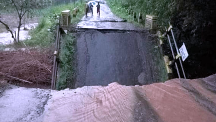 Kondisi jembatan ambrol di Desa Pondokagung Kabupaten Malang. (FOTO: BPBD Kabupaten Malang)