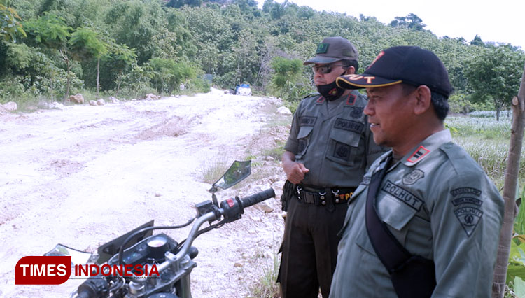 Polhut dari Perhutani KPH Tuban saat meninjau jalan di kawasan Hutan Panceng (FOTO: Akmal/TIMES Indonesia)
