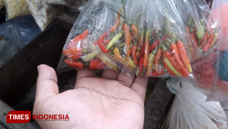Salah satu pedagang cabe rawit b