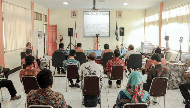 Wabup Yana beserta jajarannya sedang mengikuti Penyerahan Sertifikat secara Virtual (Dok. Humas Ciamis)