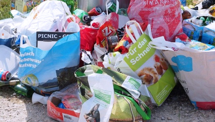 sampah plastik. (foto: pixabay)