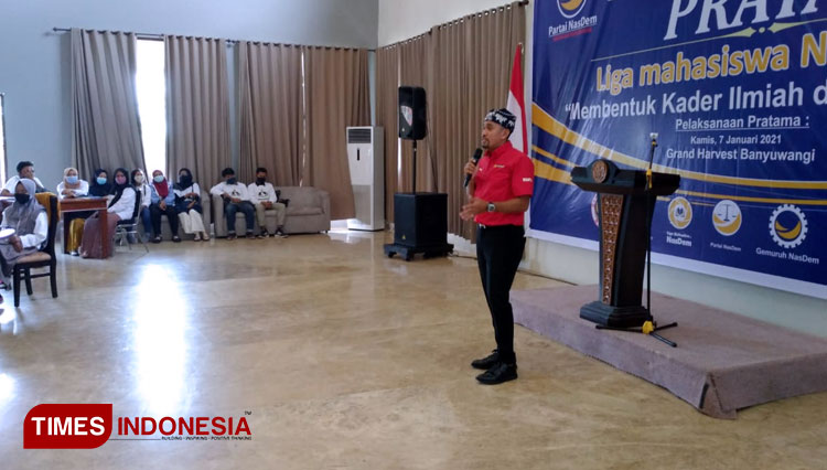 Ahmad Sahroni saat memberikan motivasi kawula muda Banyuwangi (Foto: Hafid Nurhabibi/TIMES Indonesia)