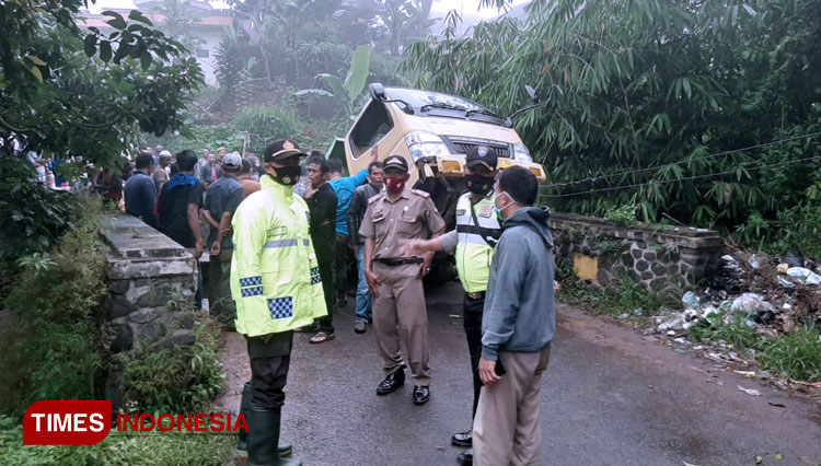 Mobil-truck-bermuatan-pasir-terjebak-dan-nyaris-terjun-2.jpg