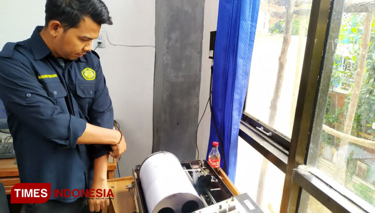 Pengamat Pos Pemantau lagi melihat Sesmograf keaktifan Gunung Api Dempo (Foto : Asnadi/Times Indonesia)