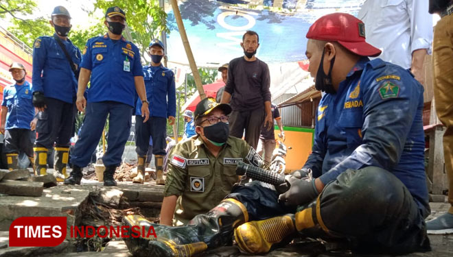 Wali Kota Malang, H Sutiaji saat meninjau beberapa titik rawan banjir yang ada di Kota Malang beberapa waktu lalu. (Foto: Dok. Rizky Kurniawan Pratama/TIMES Indonesia)