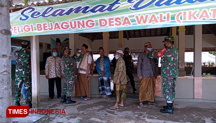 Babinsa Koramil Semanding, Kabupaten Tuban Saat memberikan Edukasi bijak bermedia sosial dalam menanggapi Covid-19 di kabupaten Tuban (08/01/2021) (FOTO: Ahmad Istihar/TIMES Indonesia) 