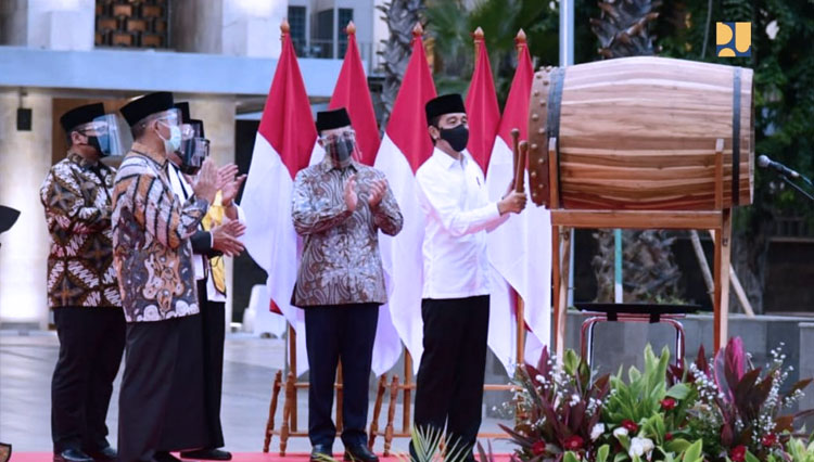 Presiden RI Jokowi saat menabuh bedug peresmian selesainya renovasi Masjid Istiqlal, Kamis (7/1/2021) (FOTO: Biro Komunikasi Publik Kementerian PUPR RI)