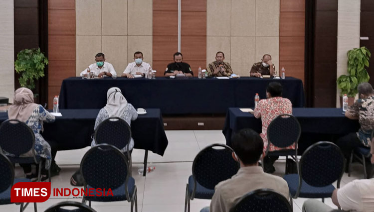 Kabid PFM, Data dan Linjamsos Rahmat Zainal Mutakin (tengah) memimpin rapat (Foto: Sukri/TIMES Indonesia)