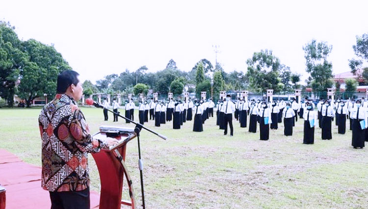 Wali Kota Lubuk Linggau, H SN Prana Putra Sohe dalam agenda penyerahan SK CPNSD daerah setempat. (FOTO: Dok. Pemkot Lubuk Linggau)