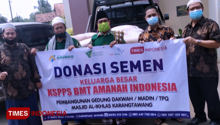 BMT Amanah Indonesia Wangon, Banyumas menyalurkan bantuan untuk membantu pembangunan gedung dakwah Muhammadiyah di Masjid Al Ikhlas, Banteran. (FOTO :Sutrisno/TIMES Indonesia)
