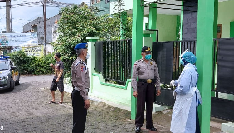 Polisi Di Kota Malang Bantu Proses Pemindahan Pasien Isolasi Mandiri Ke ...