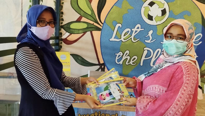 Novia Maulina owner @funlearning_id menyerahkan mainan figure kepada Dhani Wijaya, DPL Kelompok KKM G. 166. (Foto: Novia Maulina For TIMES Indonesia)